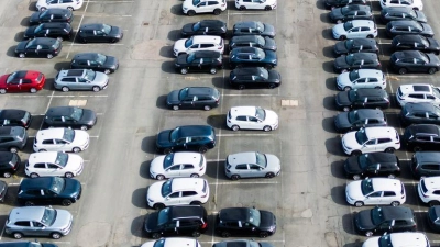 Der VW-Konzern liefert weltweit weniger Autos aus. (Archivbild) (Foto: Julian Stratenschulte/dpa)