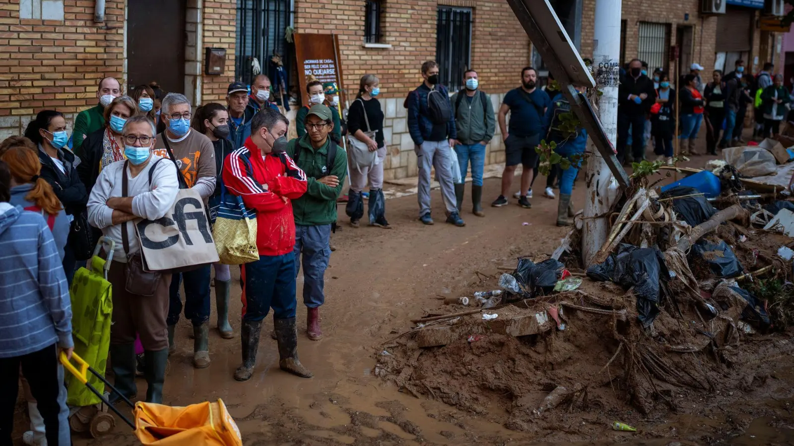 Das Jahrhundert-Unwetter ist rund eine Woche her. (Foto: Emilio Morenatti/AP/dpa)