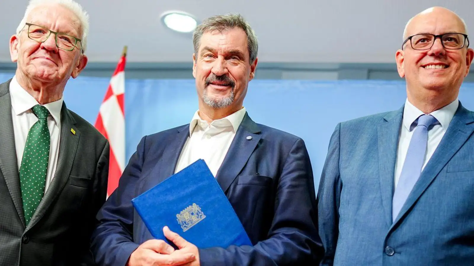 Drei Länder für die Raumfahrt: Deutschland soll mehr Geld geben. Dafür machen sich Winfried Kretschmann (l-r), Markus Söder und Andreas Bovenschulte stark. (Foto: Kay Nietfeld/dpa)