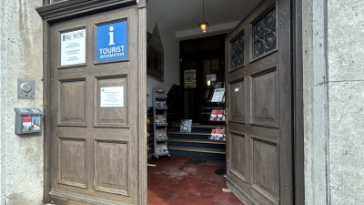 Wenig einladende Übergangslösung: Bis auf Weiteres ist die Tourist-Information in Feuchtwangen im Erdgeschoss des Hotels Greifen-Post untergebracht. (Foto: Florian Pöhlmann)