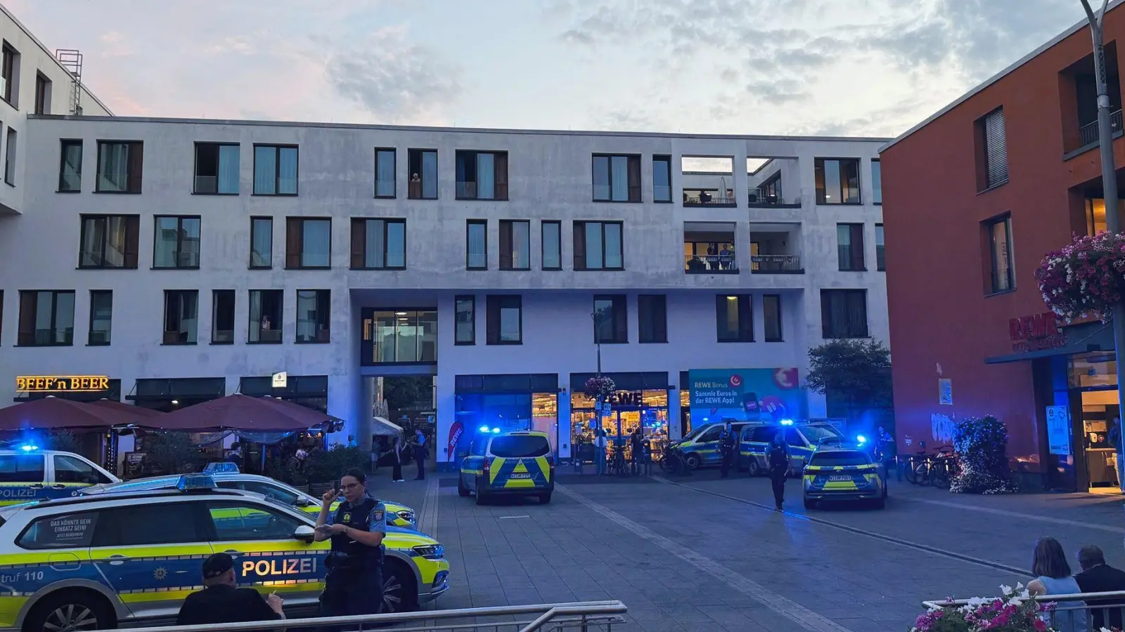 Nach der tödlichen Attacke gegen eine Frau in Kelkheim nahe Frankfurt laufen die Ermittlungen auf Hochtouren. (Foto: Mike Seeboth/dpa)