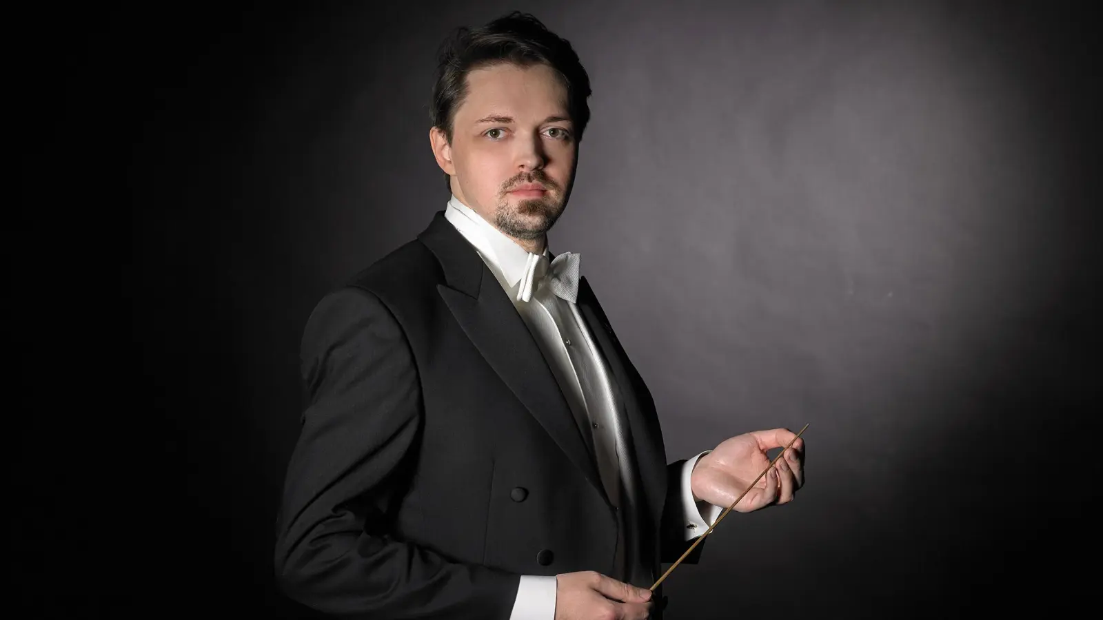 Hat Johann Strauss ein Konzertprogramm gewidmet – und eigene Stücke: der Komponist und Dirigent Alexander Ilg. (Foto: Heike Beyerlein)