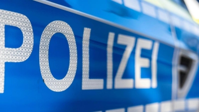 Erst mit der Hilfe eines Passanten kann die Polizei den Fahrer des E-Scooters stellen. (Symbolbild) (Foto: David Inderlied/dpa)