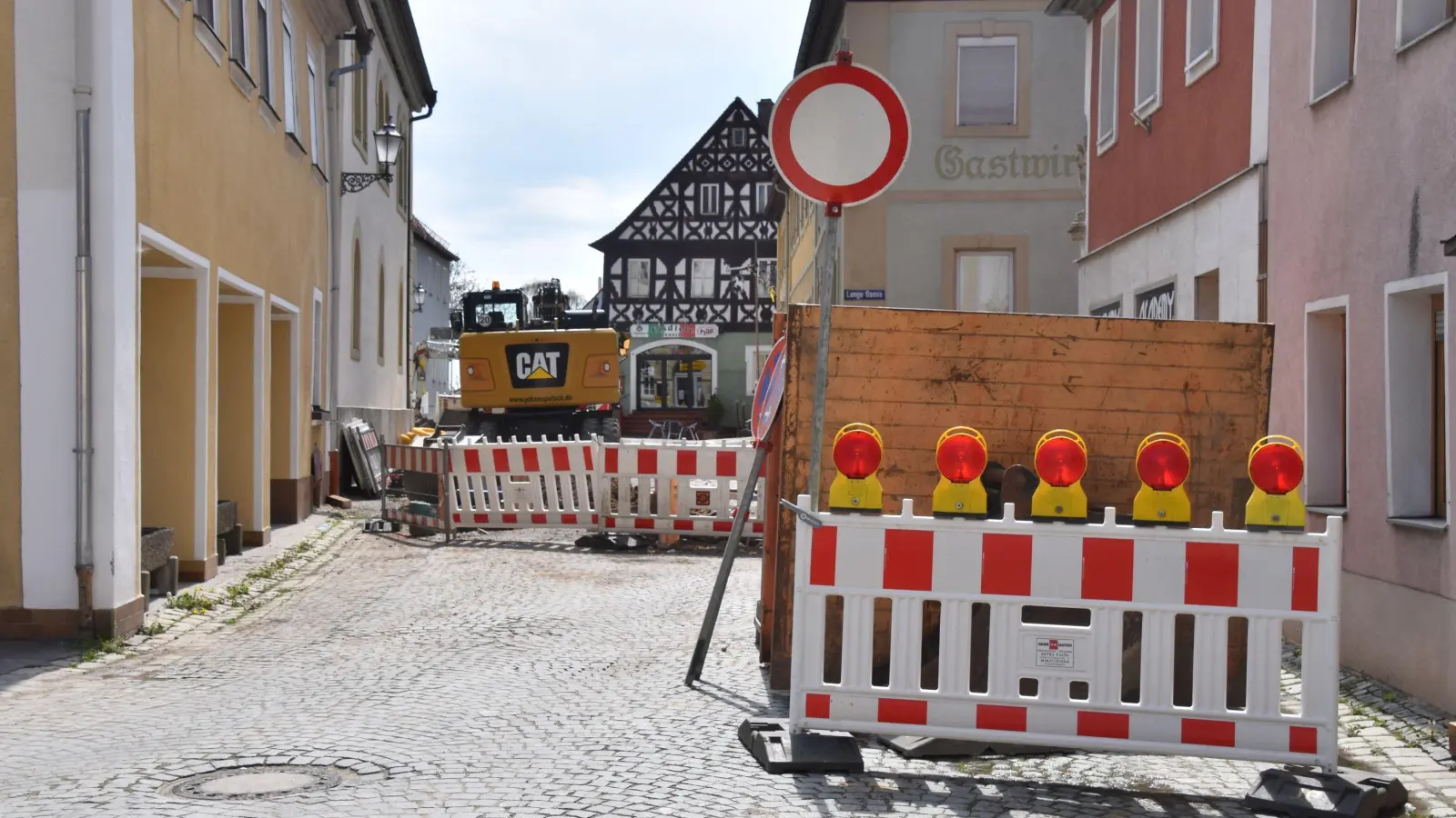 Noch wird derzeit in der Kirchstraße (Foto) und in der davon abzweigenden Langen Gasse gebuddelt. In knapp zwei Wochen soll es dann in der ums Eck gelegenen Hauptstraße weitergehen. (Foto: Andreas Reum)