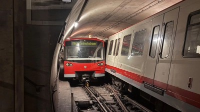 Zwei fahrerlose U-Bahnen haben sich in Nürnberg bei einer Rangierfahrt touchiert. (Handoutbild) (Foto: -/Vag/dpa)