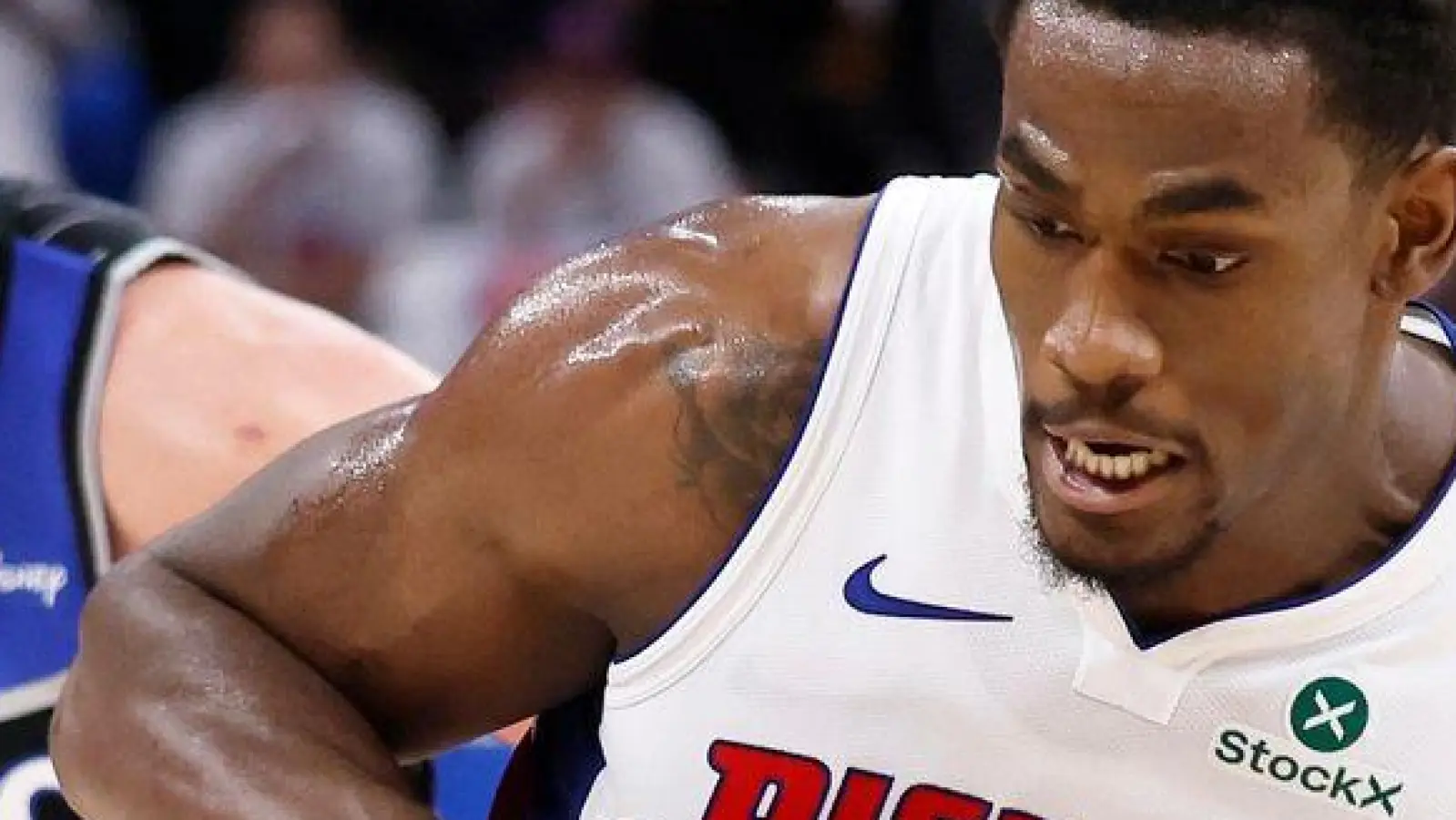 Die Orlando Magic um Franz Wagner (l) mussten den Ausgleich in der Playoff-Serie gegen Detroit hinnehmen. (Foto: Duane Burleson/AP/dpa)