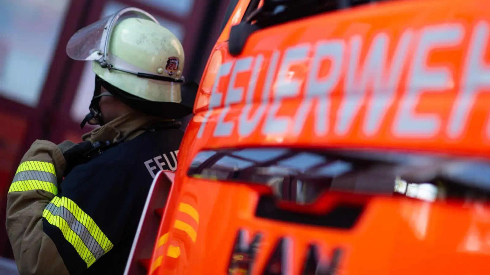 Feuerwehreinsatz in der Nacht: Eine Lagerhalle stand in Flammen. (Symbolbild) (Foto: Marijan Murat/dpa)