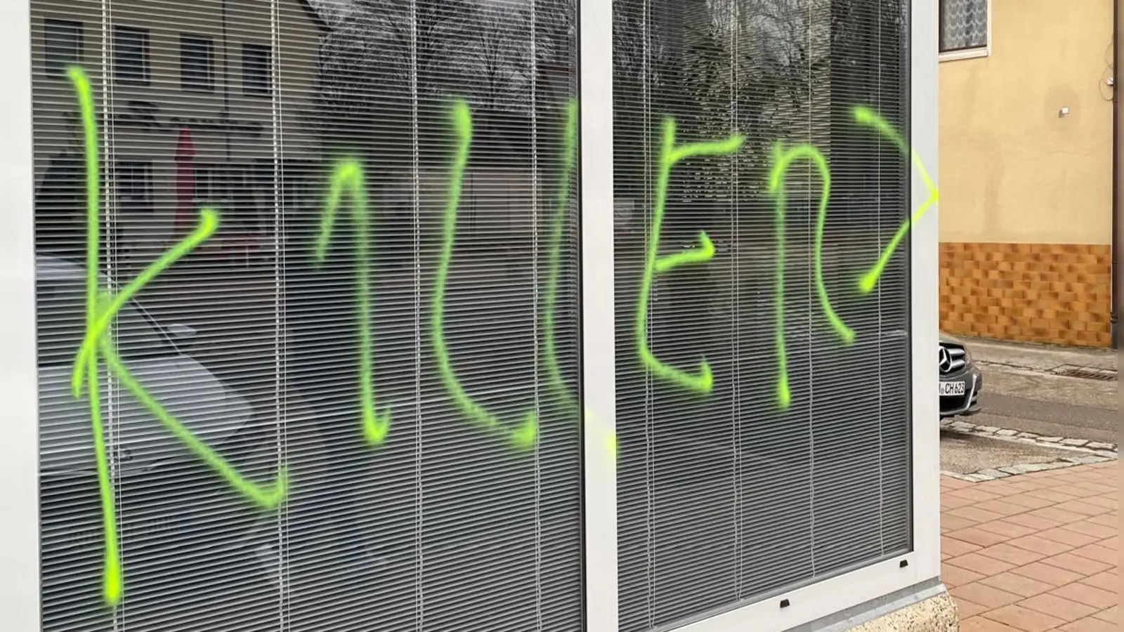 „Baumkiller x 100” hat der Täter oder die Täterin auf die Glasfront in der Hauptstraße geschmiert. (Foto: Marcus Schomber)