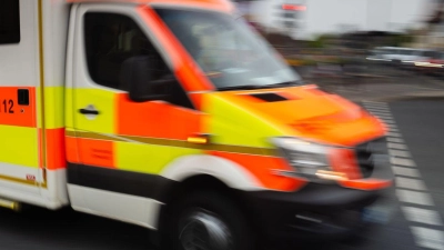 Sanitäter bringen den 22-Jährigen mit schweren Verletzungen in ein Krankenhaus. (Symbolbild) (Foto: Nicolas Armer/dpa)