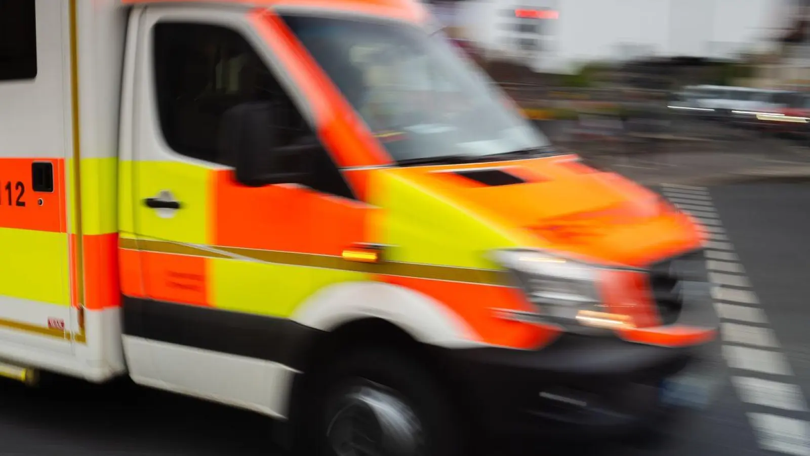 Sanitäter bringen den 22-Jährigen mit schweren Verletzungen in ein Krankenhaus. (Symbolbild) (Foto: Nicolas Armer/dpa)