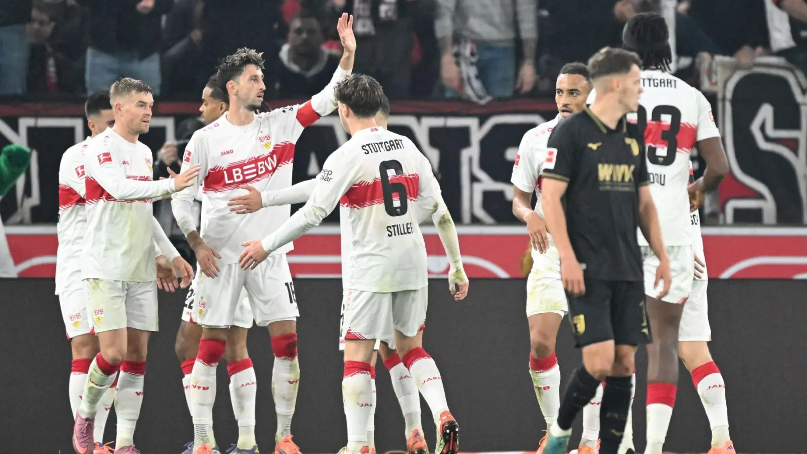 Die Stuttgarter feiern den Sieg gegen den FC Augsburg. (Foto: Bernd Weißbrod/dpa)