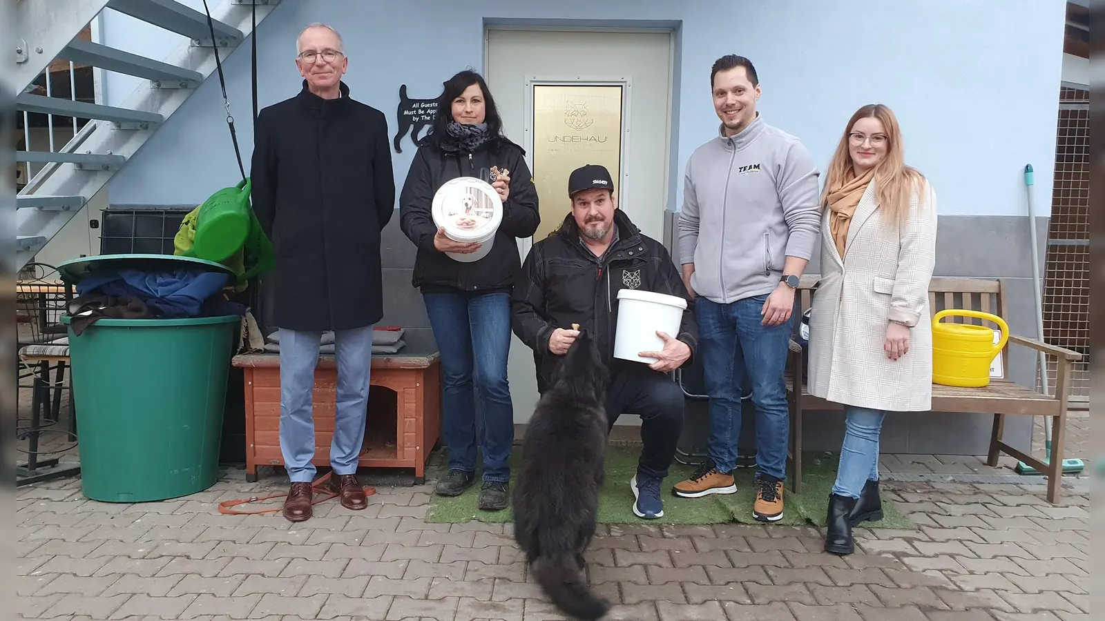 Hündin Buffy ist ebenso begeistert von der Leckerli-Kreation wie (von links) Martin Vitzithum, Diane Kölbl, Patrick Hanlon, Tobias Schnizler und Linda Breideband. (Foto: Anna Franck)