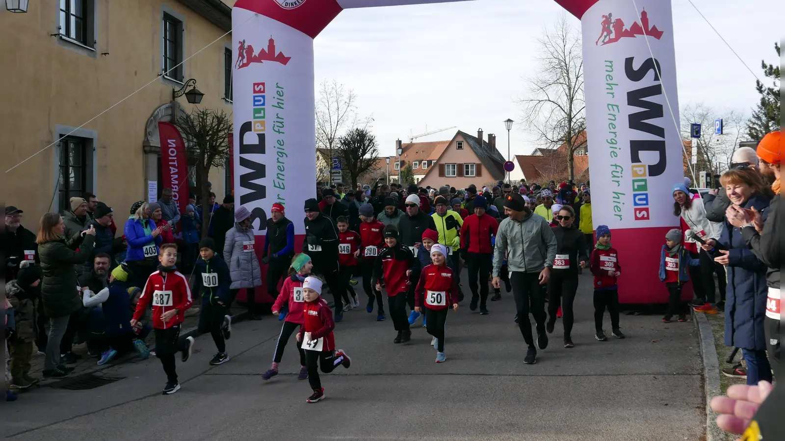 Die Kleinsten rannten voraus: Beim Neujahrslauf in Dinkelsbühl waren heuer viele Kinder dabei. Schließlich sollen die Einnahmen zwei Kindergärten zugute kommen. Gleichwohl war das Teilnehmerfeld bunt gemischt. (Foto: Roman Kocholl)