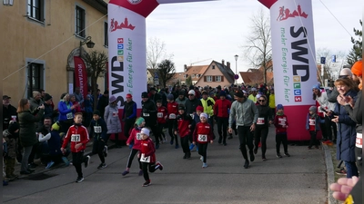 Die Kleinsten rannten voraus: Beim Neujahrslauf in Dinkelsbühl waren heuer viele Kinder dabei. Schließlich sollen die Einnahmen zwei Kindergärten zugute kommen. Gleichwohl war das Teilnehmerfeld bunt gemischt. (Foto: Roman Kocholl)