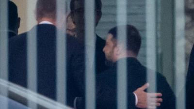 Herzlich begrüßt Bundeskanzler Friedrich Merz (CDU) den Gast aus Kiew. (Foto: Michael Kappeler/dpa)