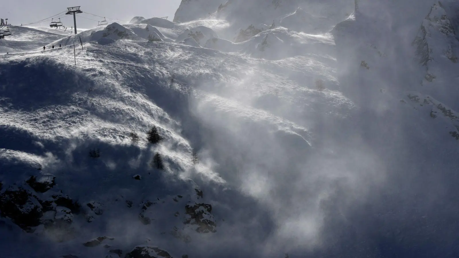 Drei Skifahrer sind bei Val-d'Isère von einer Lawine mitgerissen und getötet worden. (Archivbild) (Foto: picture alliance / Luca Bruno/AP/dpa)