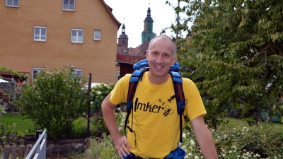 Noch ist Bernhard Kisch in Bad Windsheim: Der Rucksack ist gepackt, am Montag soll er losgehen, der Rom-Lauf des ehemaligen Bürgermeisters. (Foto: Johannes Zimmermann)