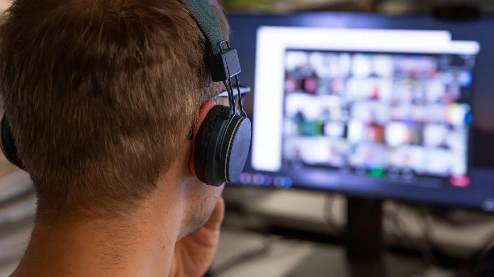 Kamera an: Wer sich in Onlinemeetings zeigt, trägt schon mal ein kleines bisschen zur besseren Sichtbarkeit im Job bei. (Foto: Catherine Waibel/dpa-tmn)