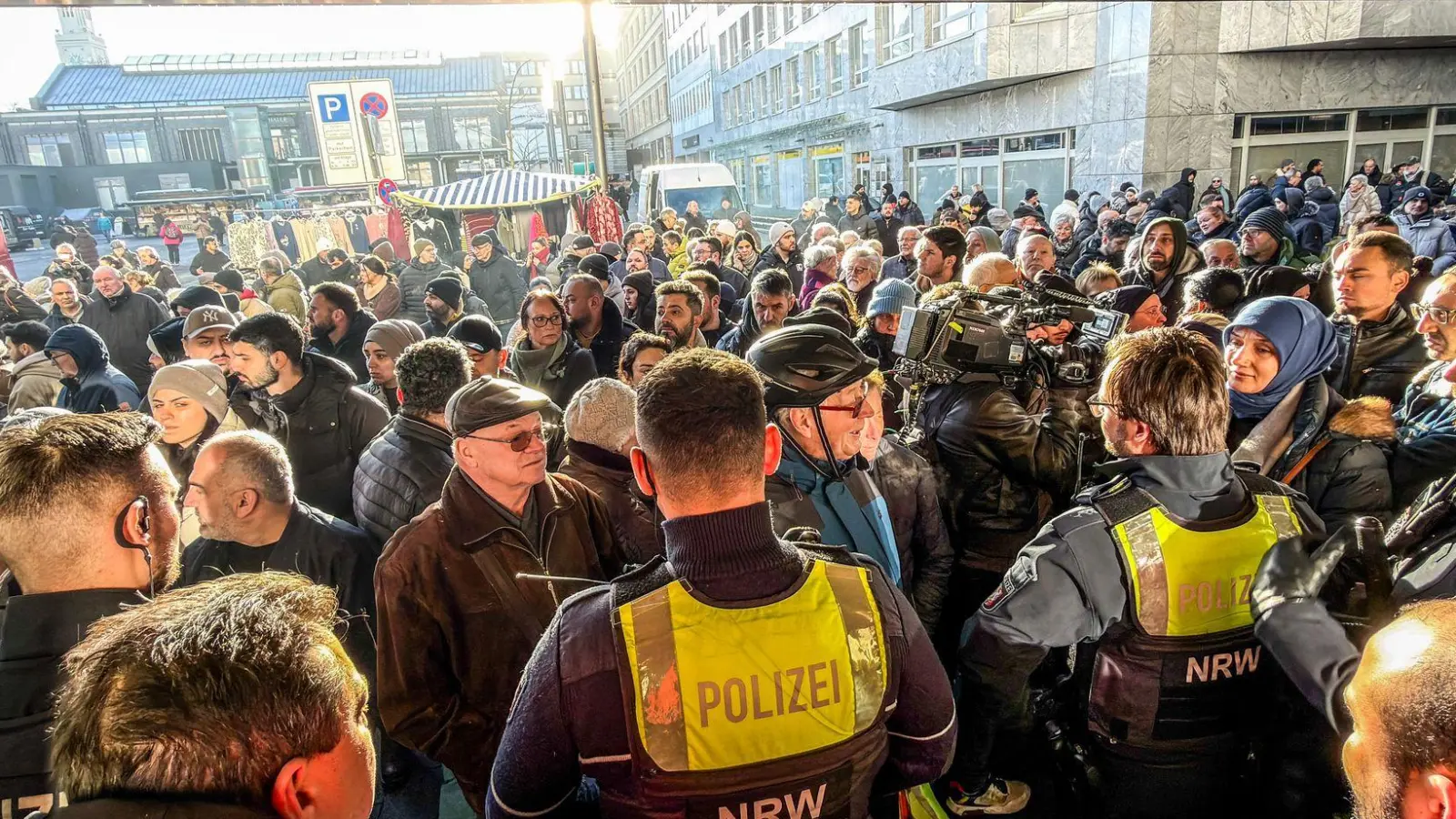 Nach dem Einbruch in den Tresorraum der Bank fordern besorgte Kunden Informationen. (Foto: Christoph Reichwein/dpa)
