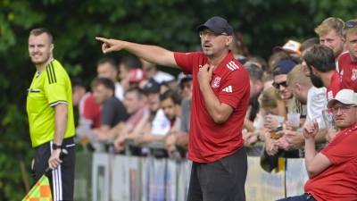 Im Heimspiel gegen den VfB Schillingsfürst gab Fredi Skurka noch die Kommandos als Trainer der Spfr Dinkelsbühl, zuletzt wurde die Mannschaft bereits von Jürgen Beck betreut. (Foto: Martin Rügner)