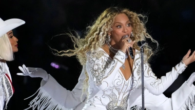 Auch der Auftritt bei der NFL ließ laut „Forbes“ Beyoncés Vermögen wachsen. (Archivbild) (Foto: David J. Phillip/AP/dpa)