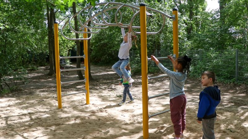 Die Kinder vergnügen sich am neuen Klettergerüst, das am Jubiläums-Sommerfest feierlich eingeweiht wird. (Foto: Alexander Rausch)