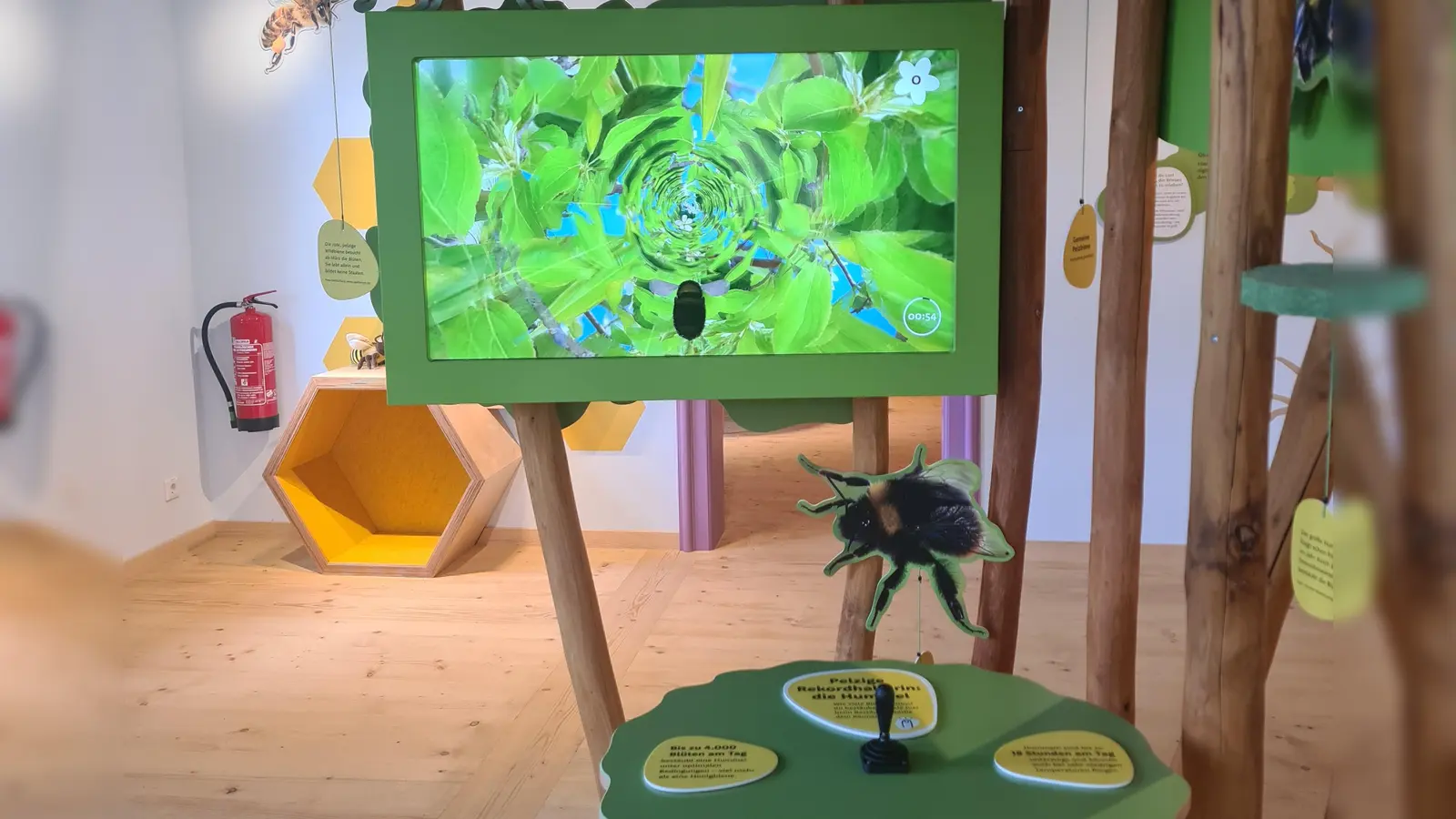 Mit dem Joystick wird die Biene gesteuert. Sie soll möglichst viele Blüten bestäuben. (Foto: Anna Franck)