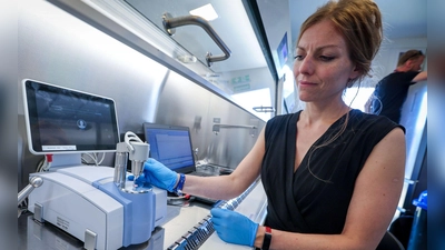 Laborleitetin Anja Gummesson untersucht in einem mobilen Speziallabor auf dem  Musikfestival Fusion Drogenpillen von Festivalgästen auf gefährliche Substanzen. (Foto: Jens Büttner/dpa)