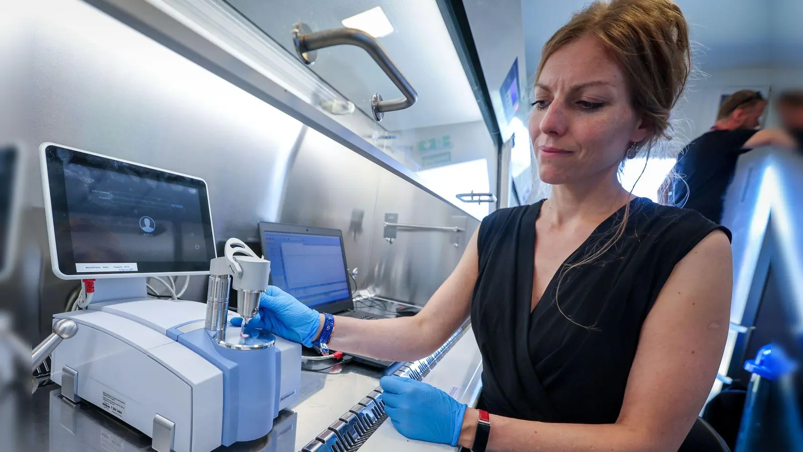 Laborleitetin Anja Gummesson untersucht in einem mobilen Speziallabor auf dem  Musikfestival Fusion Drogenpillen von Festivalgästen auf gefährliche Substanzen. (Foto: Jens Büttner/dpa)