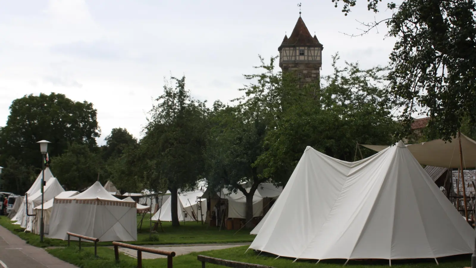 Auf dem Festplatz der Reichsstadtage hatten wieder zahlreiche Historiengruppen ihr Lager aufgeschlagen. Das von dem Feuer betroffene Zelt gehört der Ritterschar 1274. Die Polizei geht von Brandstiftung aus. (Foto: Anna Beigel)