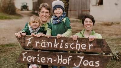 Emma, Martin, Paul und Isabella Joas (von links) laden zum Urlaub auf ihrem Hof ein. (Foto: Daniela Ramsauer)