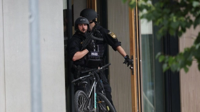 Spezialkräfte durchsuchen die Schule. (Foto: Karl-Josef Hildenbrand/dpa)