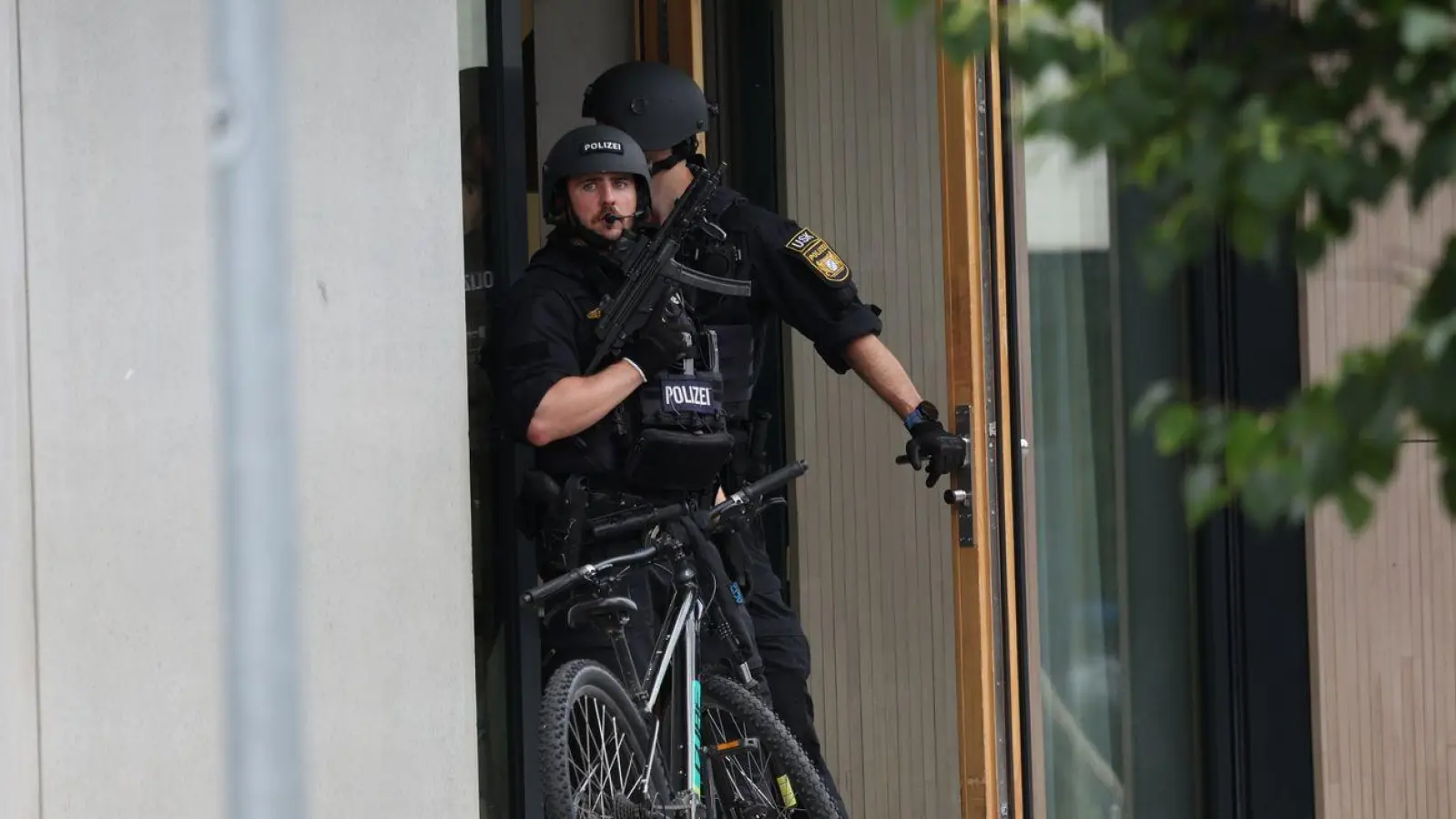 Spezialkräfte durchsuchen die Schule. (Foto: Karl-Josef Hildenbrand/dpa)