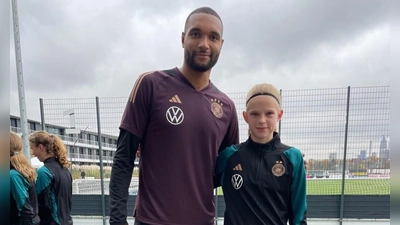 Auf dem DFB-Campus traf Dana Keßler aus Weidenbach das Männerteam mit Nationalspieler Jonathan Tah von Bayer Leverkusen. (Foto: Deutscher Fußballbund)