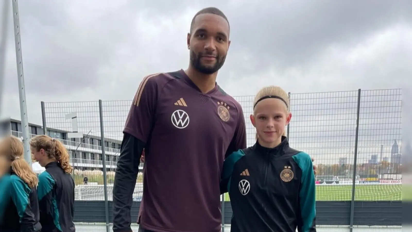 Auf dem DFB-Campus traf Dana Keßler aus Weidenbach das Männerteam mit Nationalspieler Jonathan Tah von Bayer Leverkusen. (Foto: Deutscher Fußballbund)