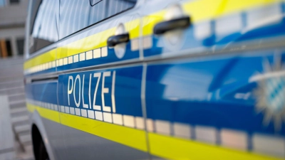 Die Polizei bemerkte einen Sattelanhänger mit vier von sechs geplatzten Reifen auf der A9. (Symbolbild) (Foto: Daniel Karmann/dpa)