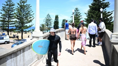 Gesamtansicht des Tatorts am Bondi Beach in Sydney, nachdem der für die Öffentlichkeit zugänglich gemacht wird. (Foto: Dan Himbrechts/AAP/dpa)