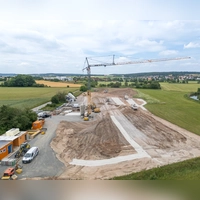 Ein Kran steht und Bagger tänzeln auf der Fläche: Der Bau der Aischgrundkläranlage bei Pahres hat nun so richtig begonnen. (Foto: Johannes Zimmermann)