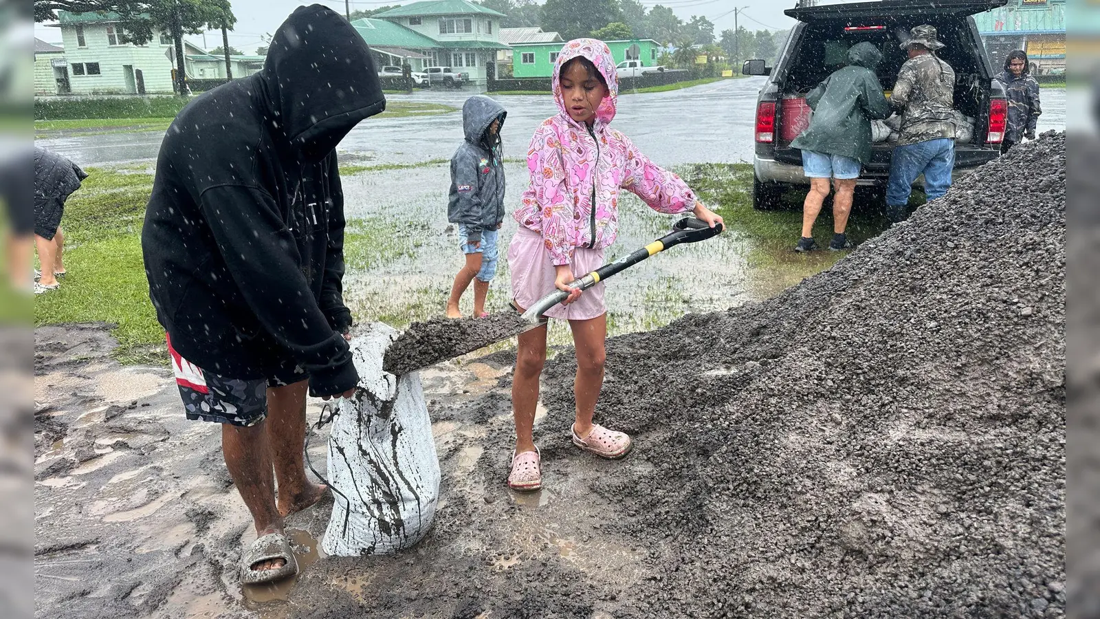 In Hawaii füllen Menschen Sandsäcke, um ihre Häuser vor den Auswirkungen von „Nolo“ zu schützen. (Foto: Eugene Garcia/AP/dpa)