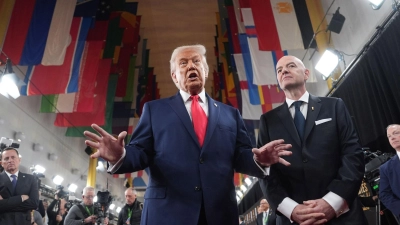 Donald Trump (l) und Gianni Infantino präsentieren sich auf dem roten Teppich. (Foto: Evan Vucci/AP/dpa)