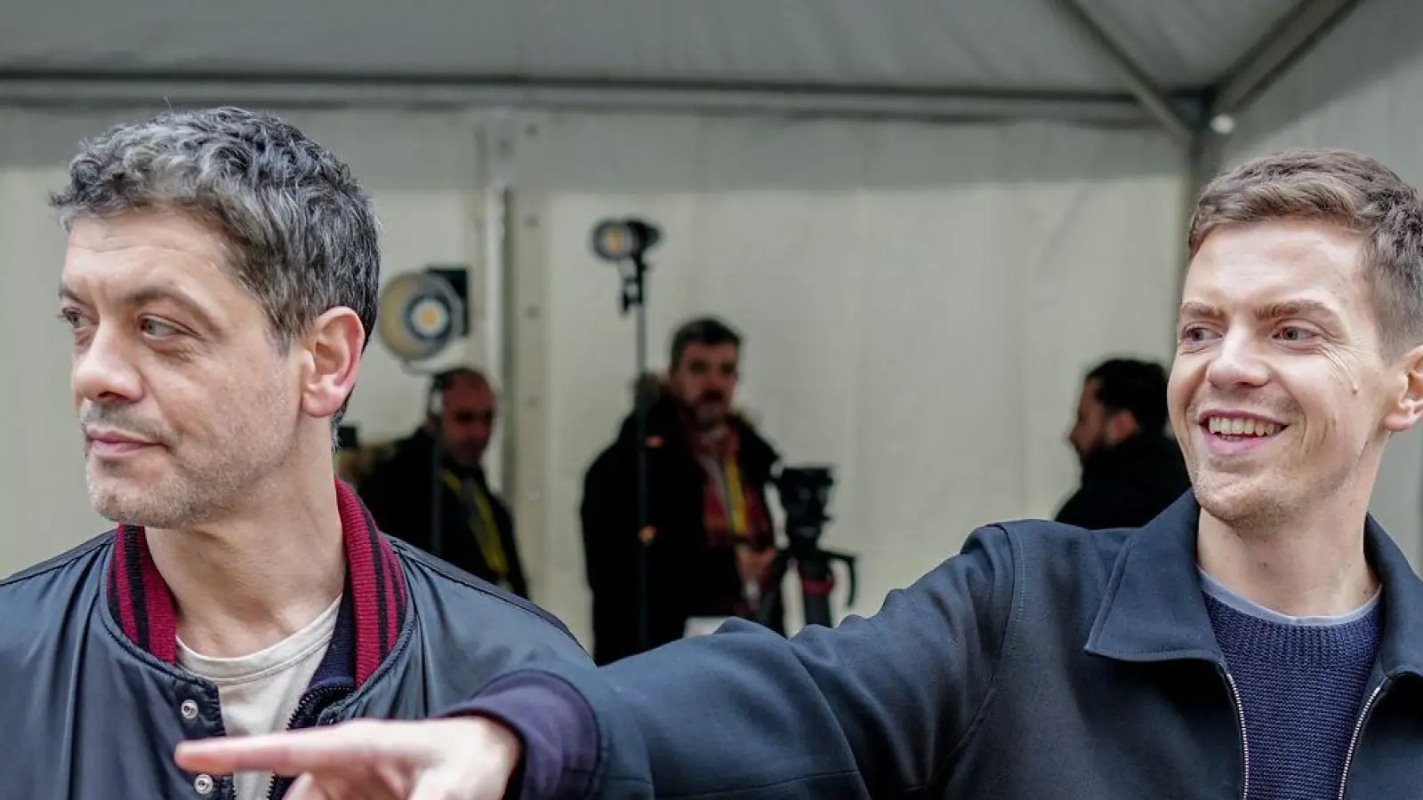 Carlo Ljubek (l) und Ferdinand Hofer (r) haben auf der Münchner Sicherheitskonferenz eine neue „Tatort“-Folge gedreht. (Foto: Kay Nietfeld/dpa)