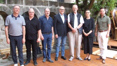 Während im Kreuzgang schon die Abbauarbeiten liefen, blickten (von links) Fördervereins-Vorsitzender Herbert Lindörfer, Kulturbüro-Teamleiter Sebastian Engmann, der Leiter des künstlerischen Betriebsbüros, Daniel Asofiei, Bürgermeister Dr. Ulrich Grünwald sowie das Leitungsteam der Kreuzgangspiele Johannes Kaetzler, Dr. Maria Wüstenhagen und Konstantin Krisch auf die äußerst erfolgreiche Saison zurück.  (Foto: Jasmin Kiendl)