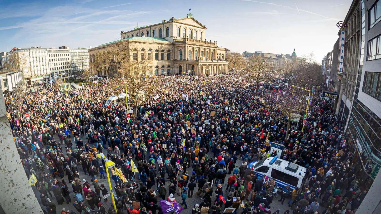 Menschen nehmen auf dem Opernplatz in Hannover an der Demonstration „Rechtsruck stoppen! Demokratie wählen!“ teil. (Foto: Moritz Frankenberg/dpa)