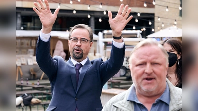 Jan Josef Liefers (l) als Rechtsmediziner Karl-Friedrich Boerne und Axel Prahl als  Frank Thiel am Set vom „Tatort Münster - MagicMom“. (Foto: Bernd Thissen/dpa)