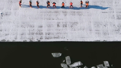 Songhua-Fluss in Harbin: Eissammlung für den Bau von Winterattraktionen. (Foto: Zhang Tao/XinHua/dpa)