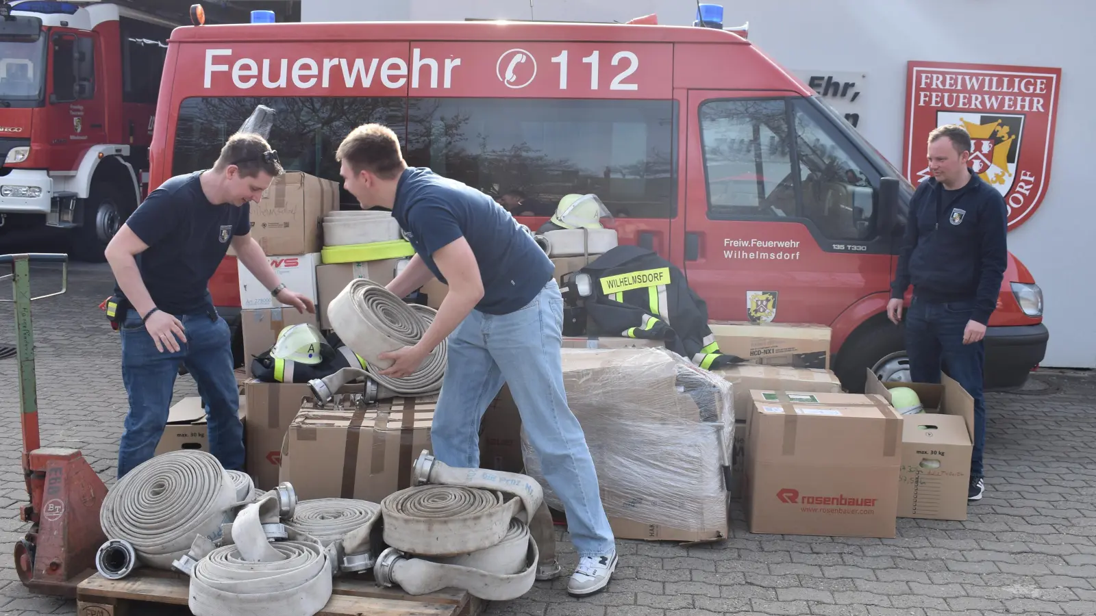 In insgesamt 29 Kartons wurden die gespendeten Sachen verpackt, die für die Feuerwehr in Caacupé (Paraguay) bestimmt sind. Mitte Juli wird die Lieferung vermutlich ihren Bestimmungsort erreichen. (Foto: Ute Niephaus)