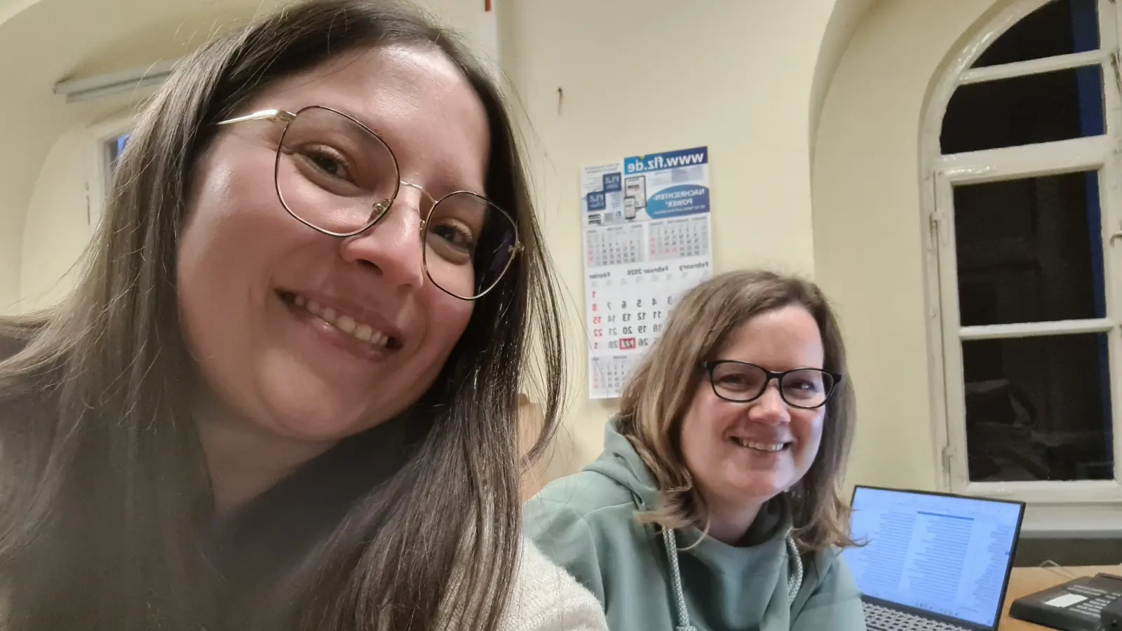 Kurzes Selfie und dann geht’s weiter: In der Außenredaktion Bad Windsheim wird fleißig an den letzten Analysen der Kommunalwahl gearbeitet.  (Foto: Anna Franck)