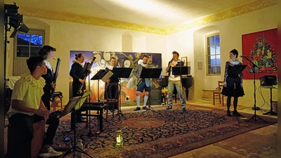 Satirisch unterwegs: das Dulzianconsort Double Reed Tales aus Berlin, Paul Hoyle, Monika Fischaleck, Elisabeth Kaufhold, Nora Hansen , Claudius Kamp, Adrian Rovatkay und Olivia Stahn (von links). (Foto: Elke Walter)