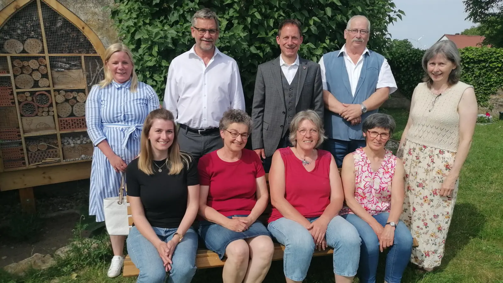 Der „Meditative Weg“ in Obermögersheim wurde vorgestellt: Carolin Dauer, Heidi Sauber, Edeltraud Meister, Carola Lichtenwalter (sitzend von links), Stefanie Hempfling, Karl-Heinz Fitz, Stefan Ultsch, Helmut Bödeker und Andrea Kaiser (stehend von links). (Foto: Friedrich Zinnecker)