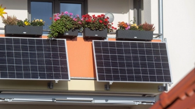 Strom vom Balkon kann sich lohnen: Dank Massenproduktion sind Mini-Solaranlagen deutlich günstiger geworden – und das zahlt sich auf lange Sicht aus. (Foto: Stefan Sauer/dpa/dpa-tmn)